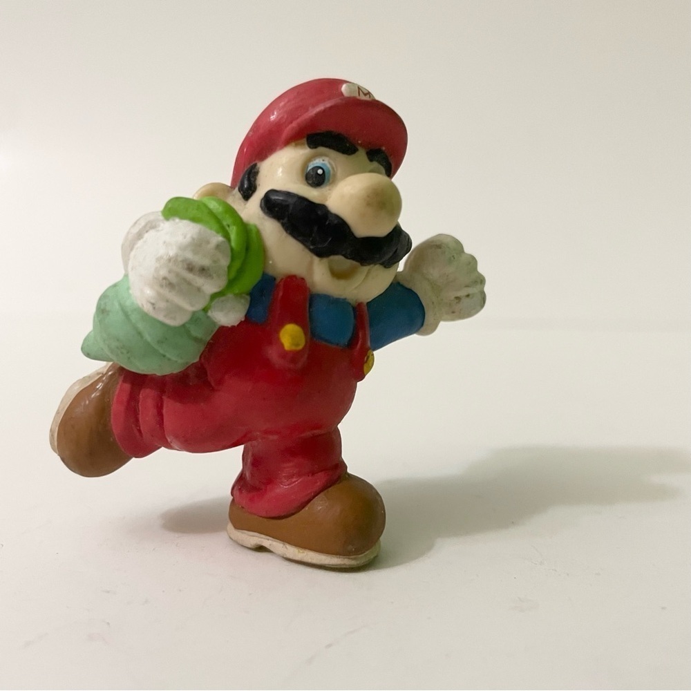 Vintage 1989 Super Mario Holding Turnip Figure Applause Nintendo